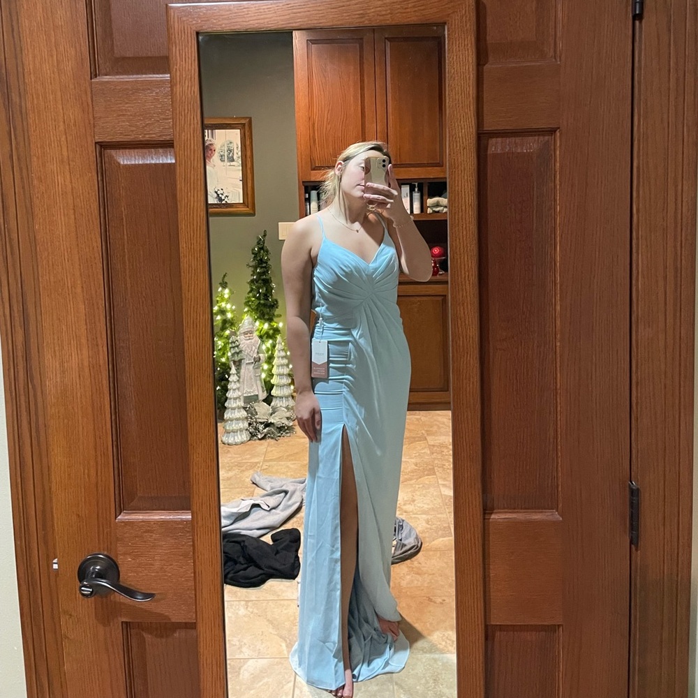 Bridemaid dress brand new. size 6, never worn, just does not fit